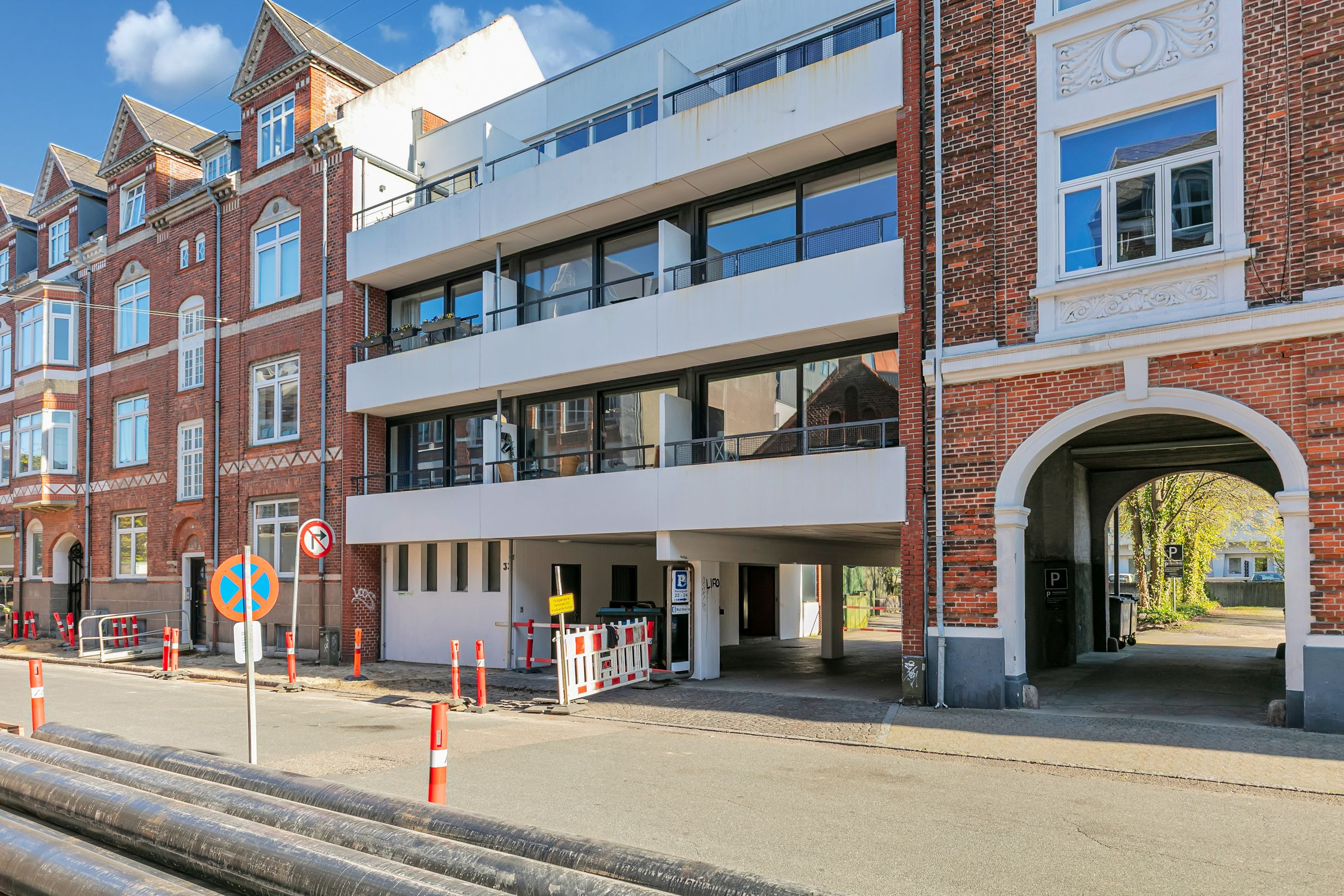 Særdeles flot indflytningsklar Ejerlejlighed i den indre by, med stor altan og 2 min gang til Esbjerg Torv samt banegård.