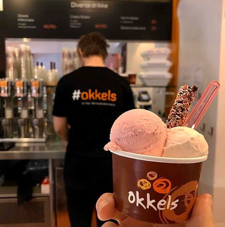 Okkels er en iscafé, isproducent og isbutik på én og samme tid.