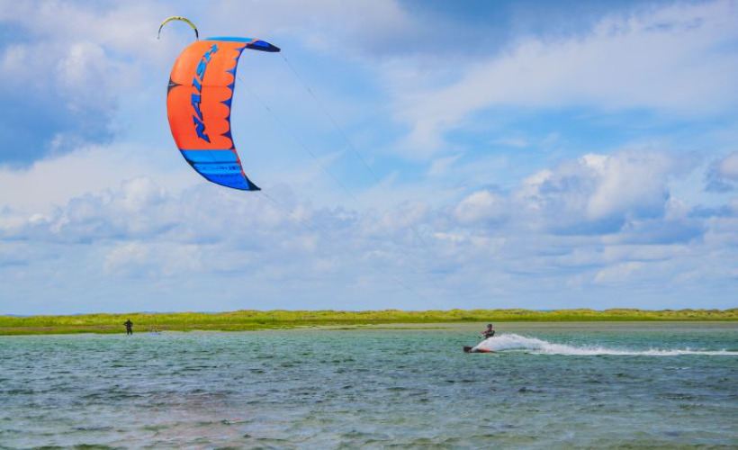 Surf CAMP på Læsø: Lær fra de bedste i surfeliten