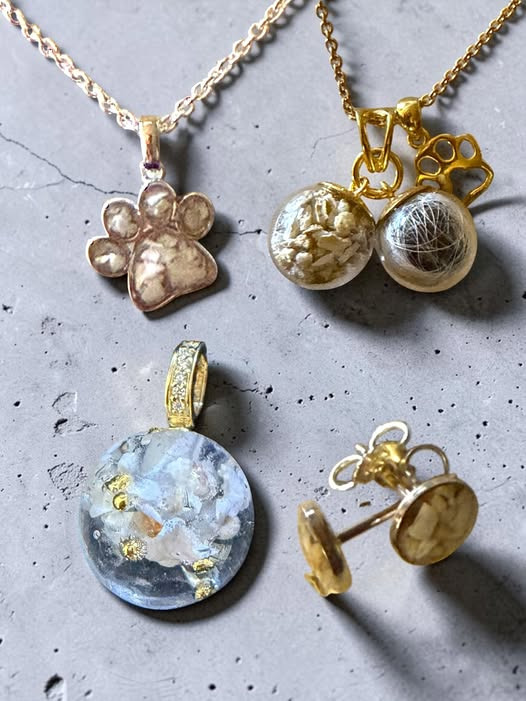 Smykke Design By Mette P skaber personlige mindesmykker med pels, aske eller hestehår