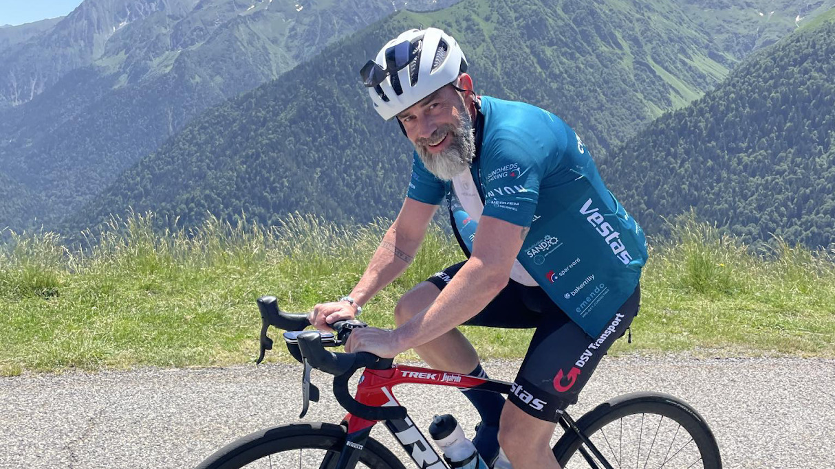 45 grader og 15 millioner kr: Rasmus Møllebæk cyklede for sin vens sygdom og var en del af rekordhøjt millionindsamlingsbeløb