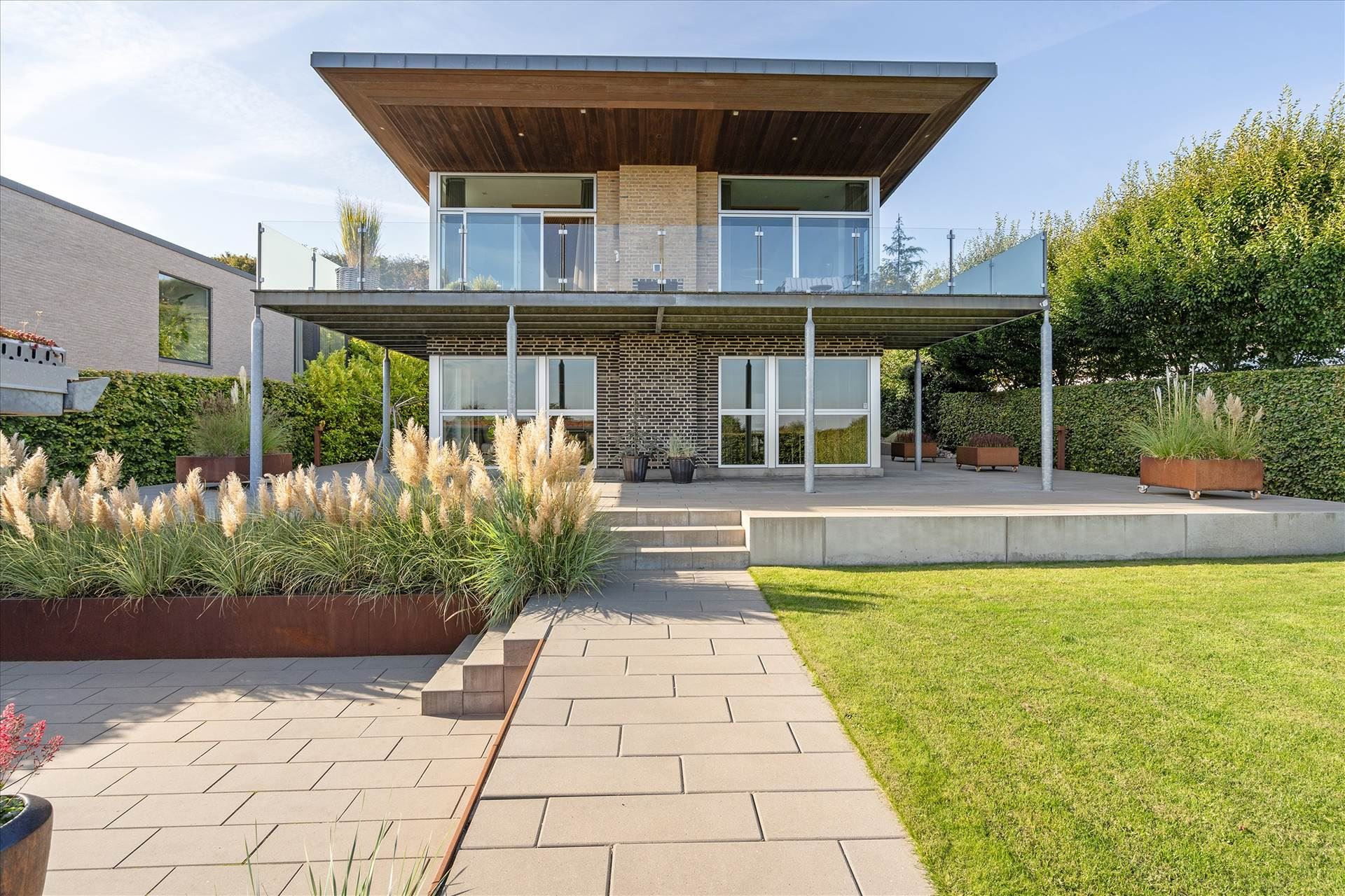 Drømmer du om luksus? For 17,3  mio. kroner er Strandhusvej 49 kommet til salg - Se den og de dyreste boliger til salg her