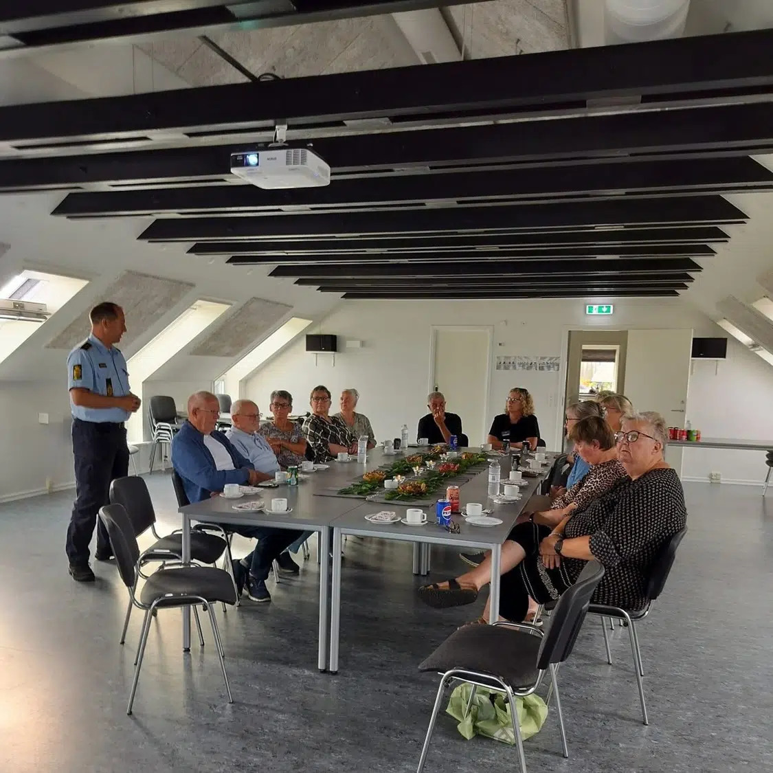 Politiets forebyggelsesbetjent deler sikkerhedstips med Danagaardens +50-gruppe