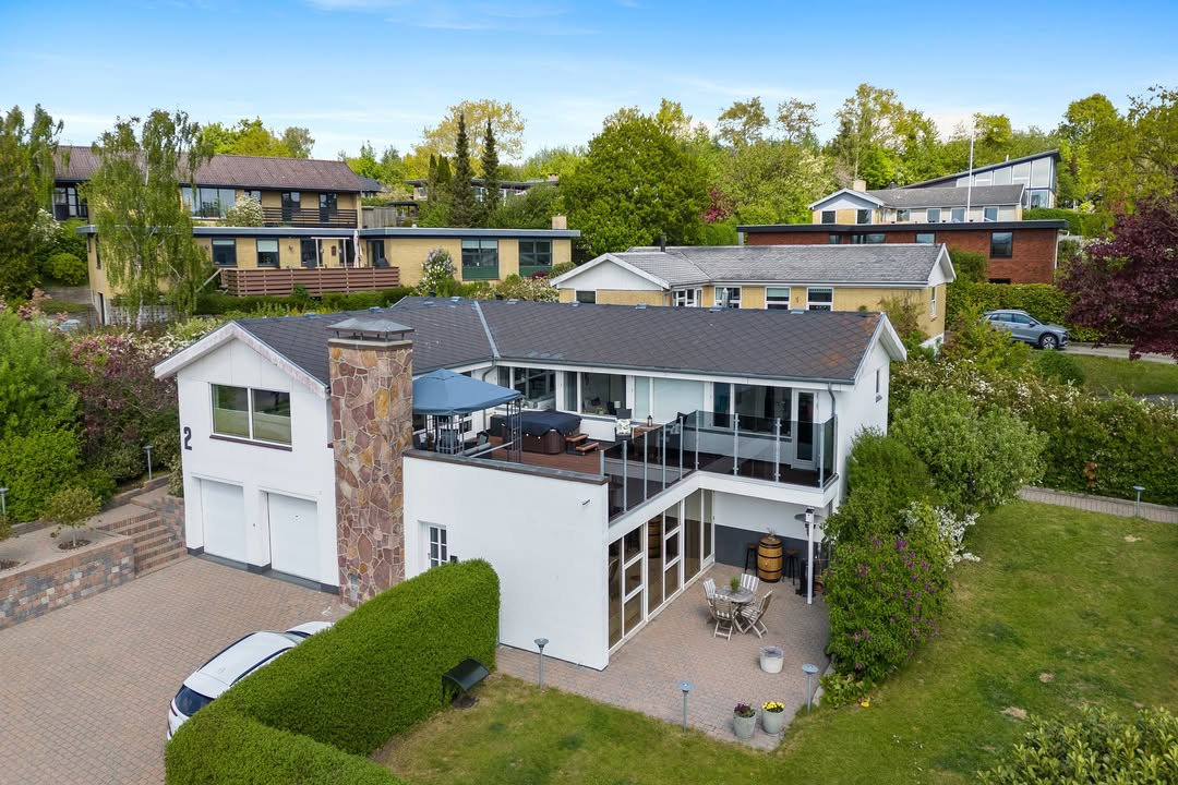 Mæglerhuset Aalborg præsenterer ny pris på unik toplans-villa i Gug