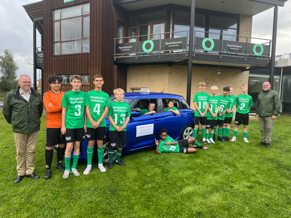 Nørgaards Køreskole støtter unge fodboldspillere i Jetsmark med nyt tøj og køretimer