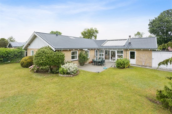 Velholdt villa på 178 m² med gode stuer og dejlig terrasse i Skive