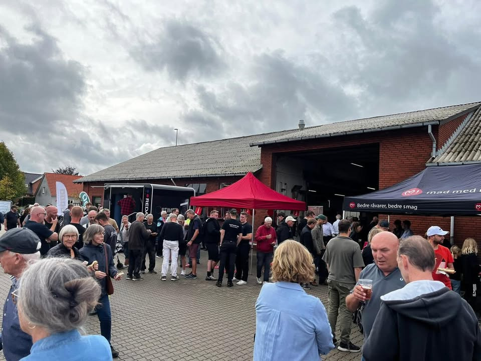 Stor opbakning til genåbning af Storegade fejret hos Slagter Primby i Assentoft