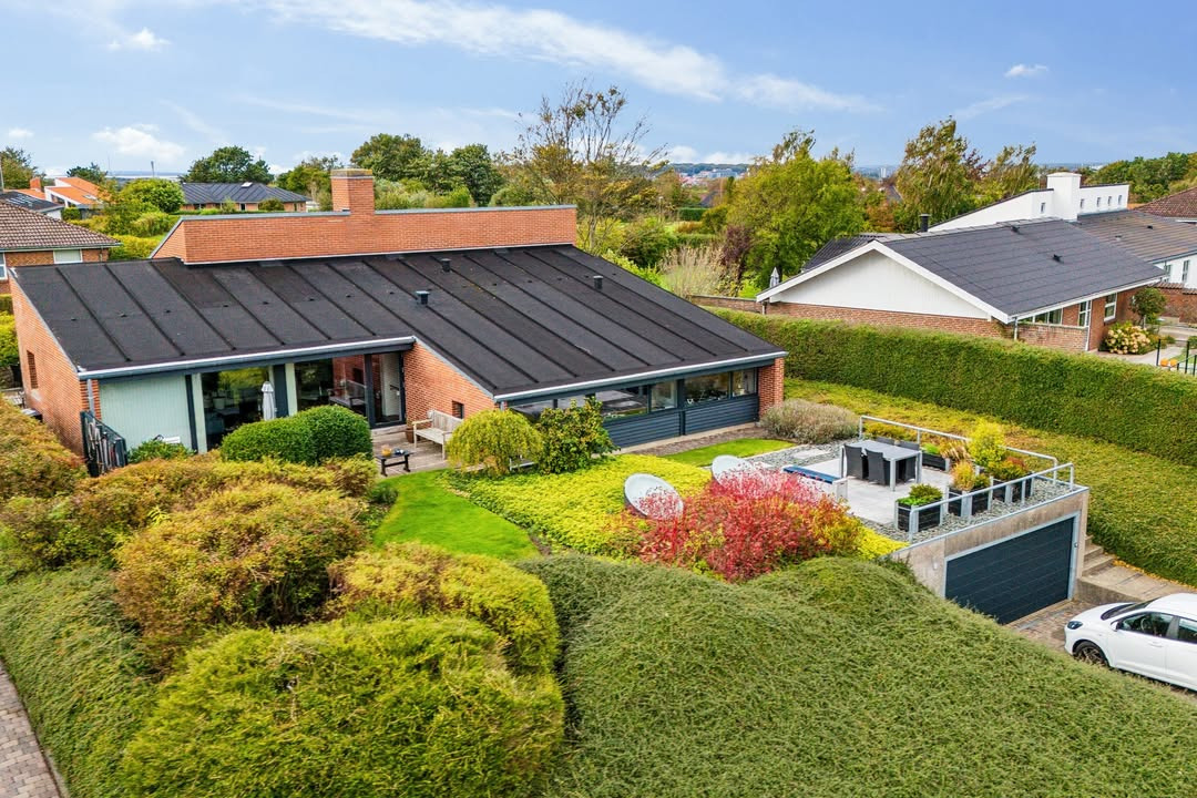 Ejendomsmæglerne Hansen & Thoft fremviser charmerende Friis & Moltke-villa i Gug