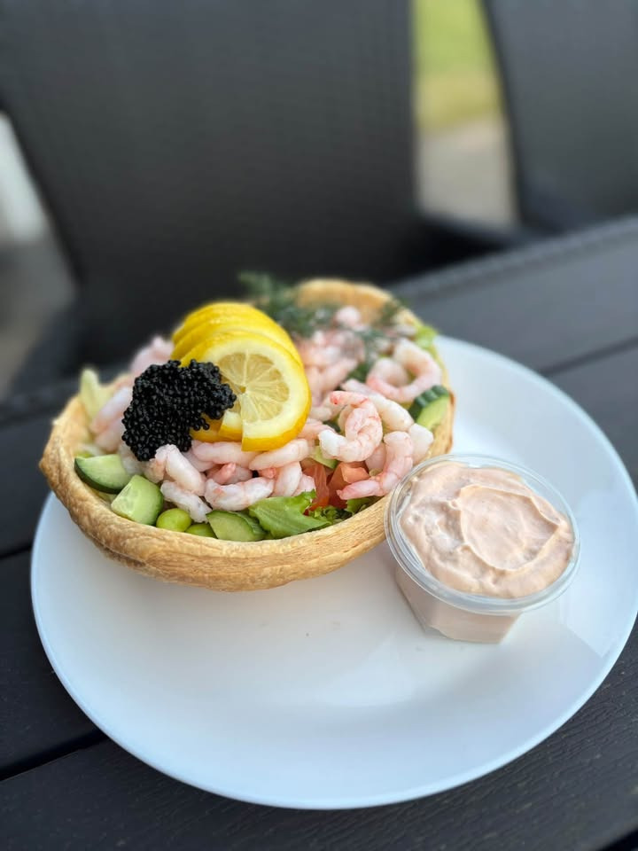 Havnens Fisk Øster Hurup har lørdagstilbud på stor butterdejsskal med rejer