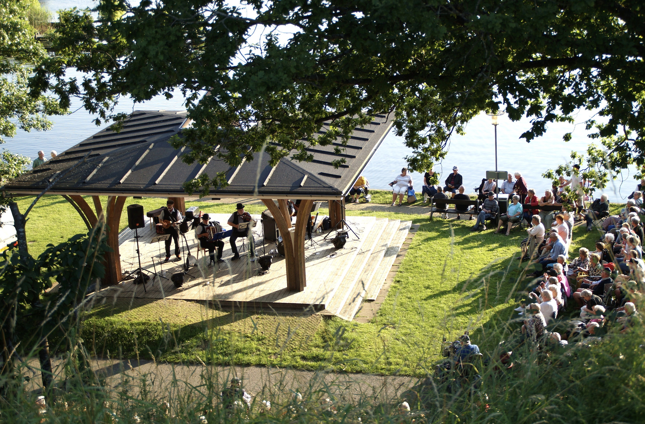 Fem glade spillemænd og 700 gæster til havnekoncert  