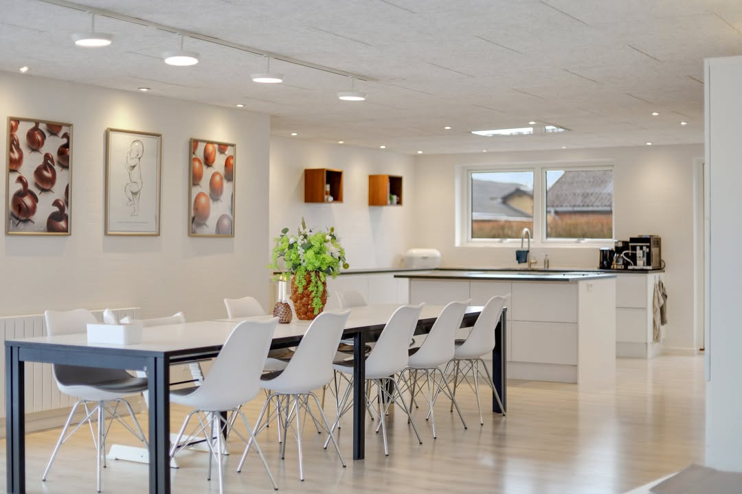 Mæglerhuset Sæby annoncerer prisnedsættelse på lys villa til familien