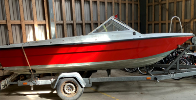 Mangler du en rød jolle på trailer?