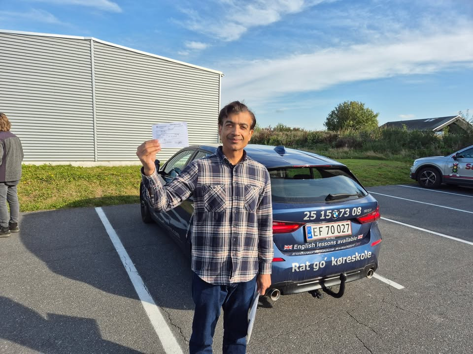 Nordbyens Køreskole fejrer Usman Haider for opnåelse af dansk kørekort