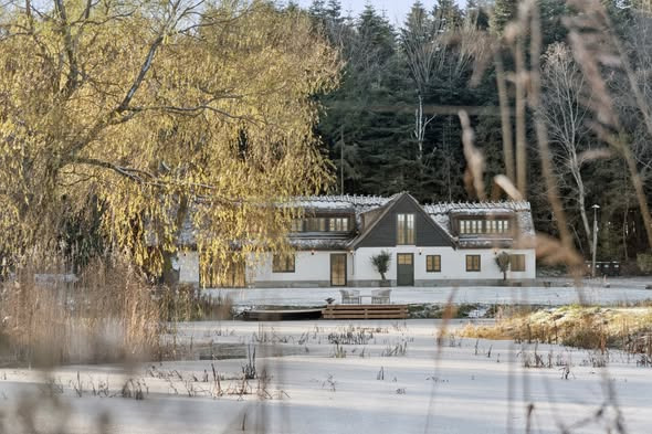 Unik liebhavervilla i Nordsjælland med egen sø præsenteres af &LIVING Aalborg