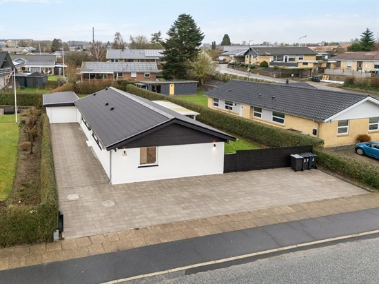 Moderniseret 1 plans villa på børnevenlig beliggenhed