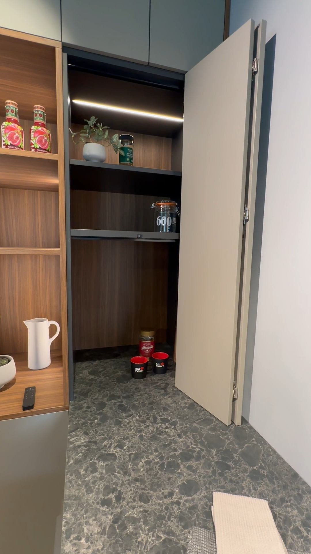 Smart skab på bordpladen skjuler køkkenmaskiner hos Rotpunkt Køkken