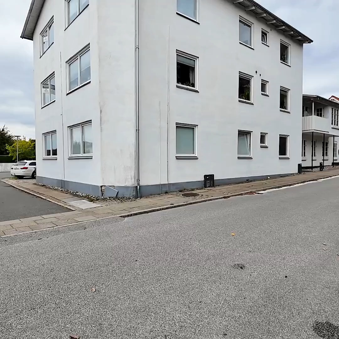 Mæglerhuset tilbyder lys toværelses lejlighed med altan og garage i Nørresundby