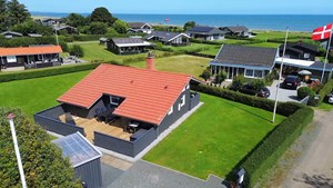 Velbeliggende sommerhus med udsigt over Kattegat hos Mæglerhuset Sæby