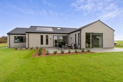 Prisjustering på nyopført villa i Støvring med unikke detaljer