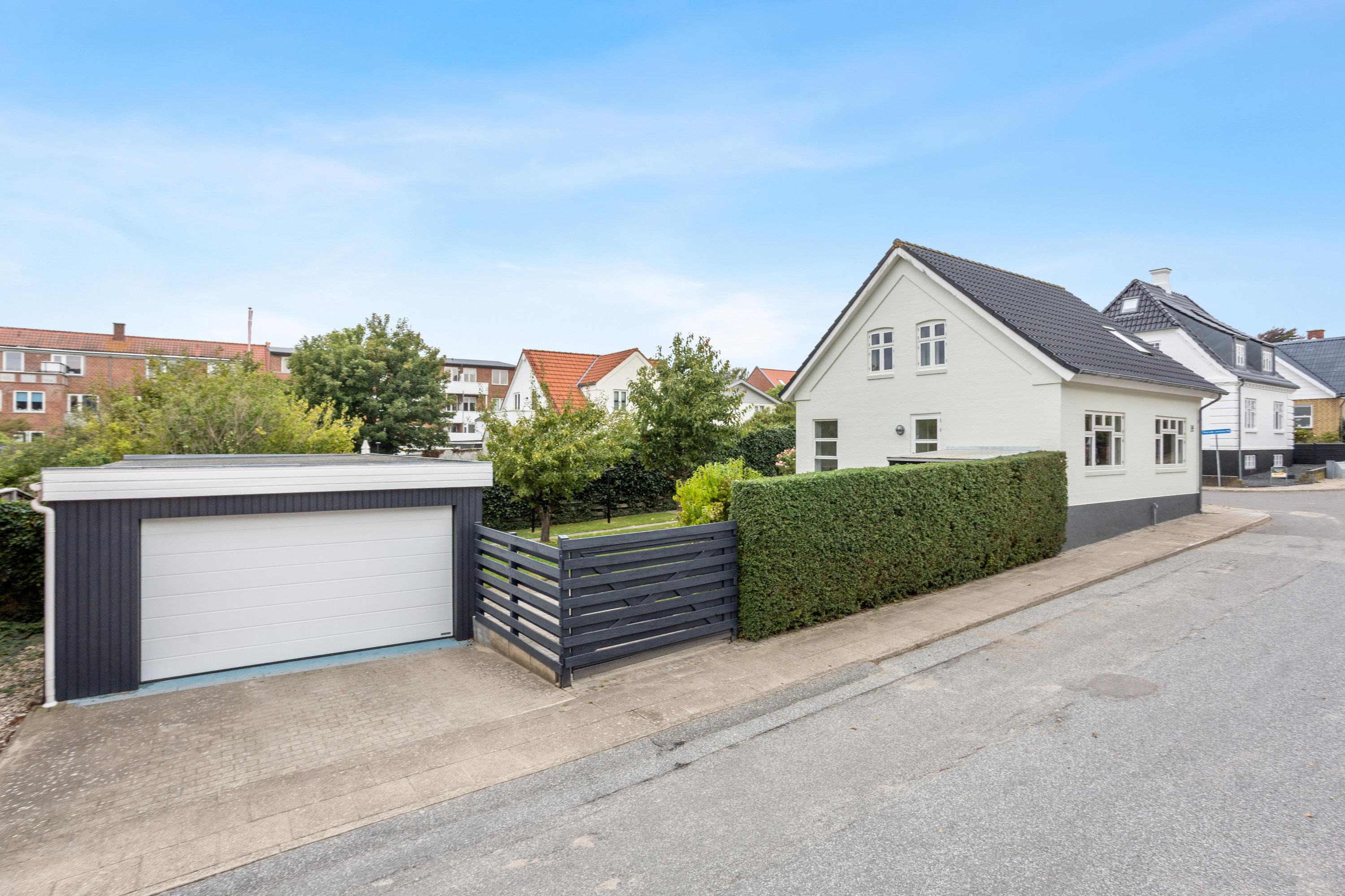 Velholdt villa med god garage centralt i Nørresundby