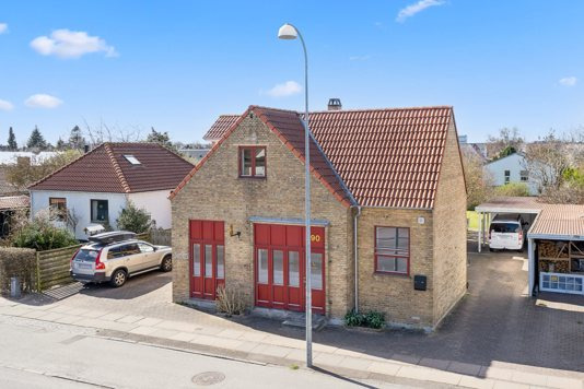 Til salg hos Nybolig Hvidovre - Alexander Holm ApS: Lys og rummelig villa med ugeneret have