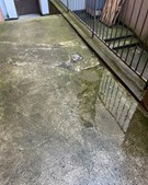 Højtryksrenser med varmt vand fjerner alger fra trappeskakt: Se de imponerende før-og-efter billeder