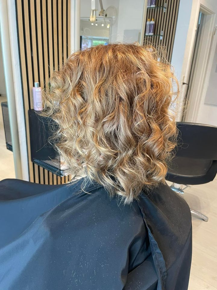 Forvandling hos Organic Hair Care - By Carøe: Farve og klipning fra rod til spids forvandler håret