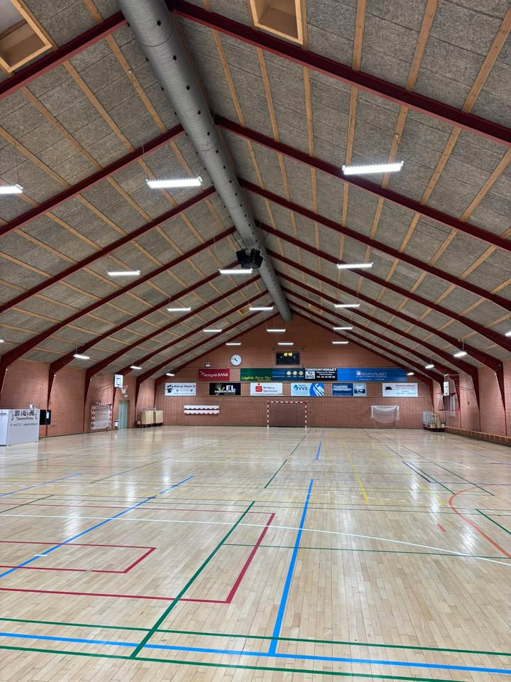 Mejrup Kultur- og Fritidscenter takker Jysk Energi for donation til ny belysning