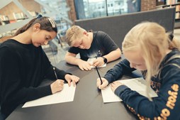 Få hjælp til skolearbejdet med Røde Kors på Biblioteket Kilden