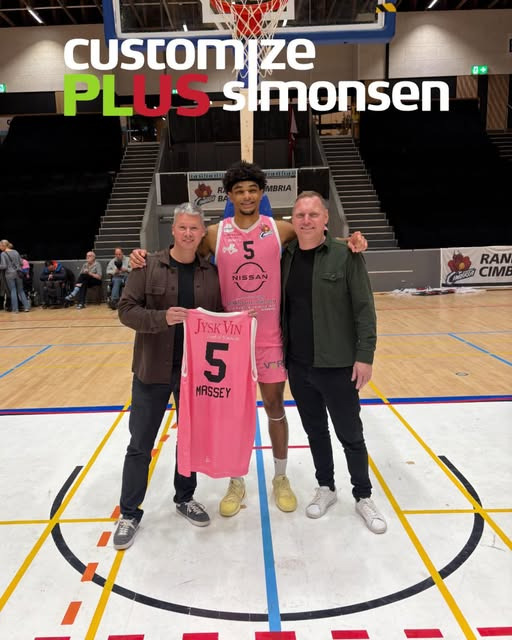 Customize PLUS Simonsen støtter kampen mod brystkræft med køb af lyserød baskettrøje
