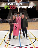Customize PLUS Simonsen støtter kampen mod brystkræft med køb af lyserød baskettrøje