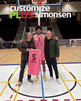 Customize PLUS Simonsen støtter kampen mod brystkræft med køb af lyserød baskettrøje
