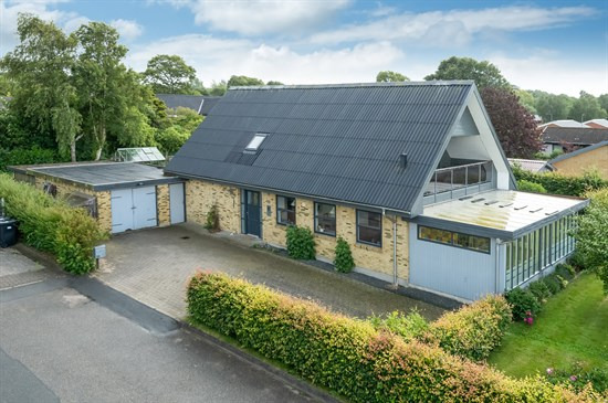 Til salg hos Estate Boligmægleren Tårs: Velindrettet bolig med skøn lukket have