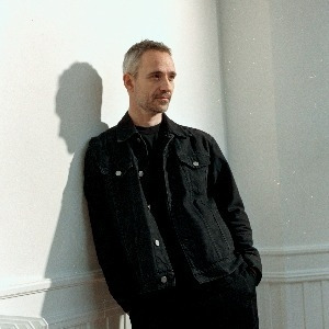 Rasmus Walter bringer akustisk magi til Holbæk