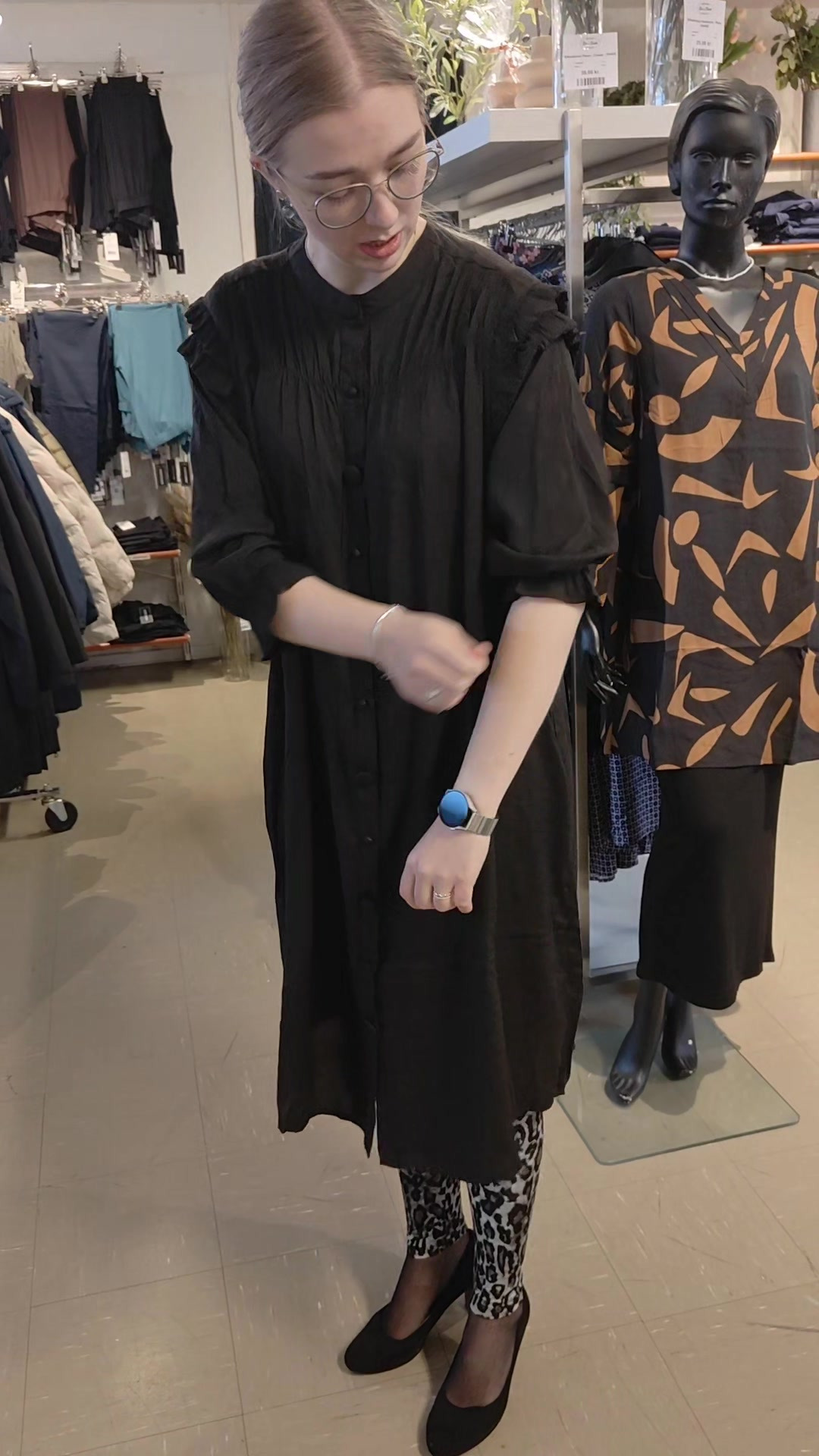 Elins Butik viser stylingtips til kjole og leggings perfekt til både hverdag og fest