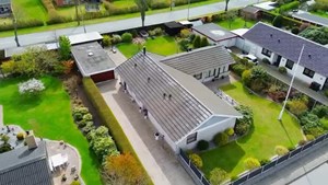 Familievenlig villa i Sæby tilbyder det bedste af natur og byliv