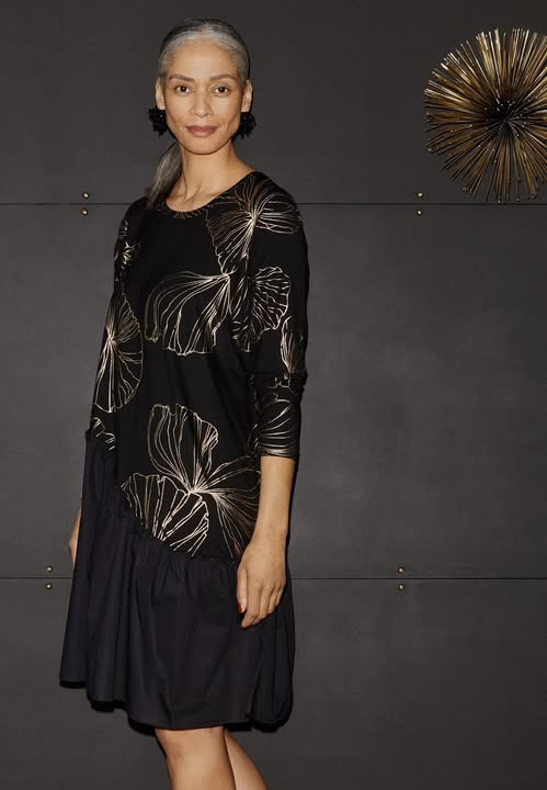 Skott Aalborg præsenterer ny festkjole fra Masai med guldprint