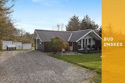 Mæglerhuset Asger Larsen søger bud på indbydende fritidshus i Trend med fjordkig