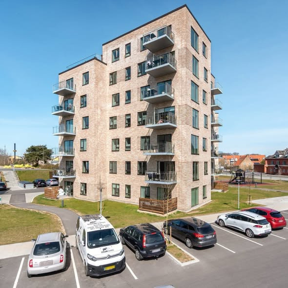 Nybolig Brønderslev & Vrå præsenterer lys 2-værelses lejlighed med egen terrasse