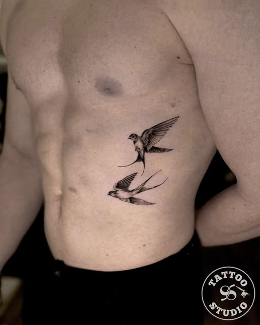 Tattoo Studio 96 Aarhus viser to svaler med fine linjer og små detaljer