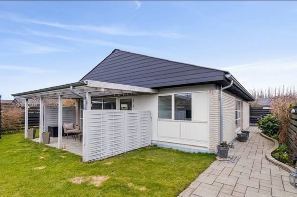 Nybolig Hvidovre - Alexander Holm ApS fremhæver veldisponeret ét-plans villa i attraktive omgivelser