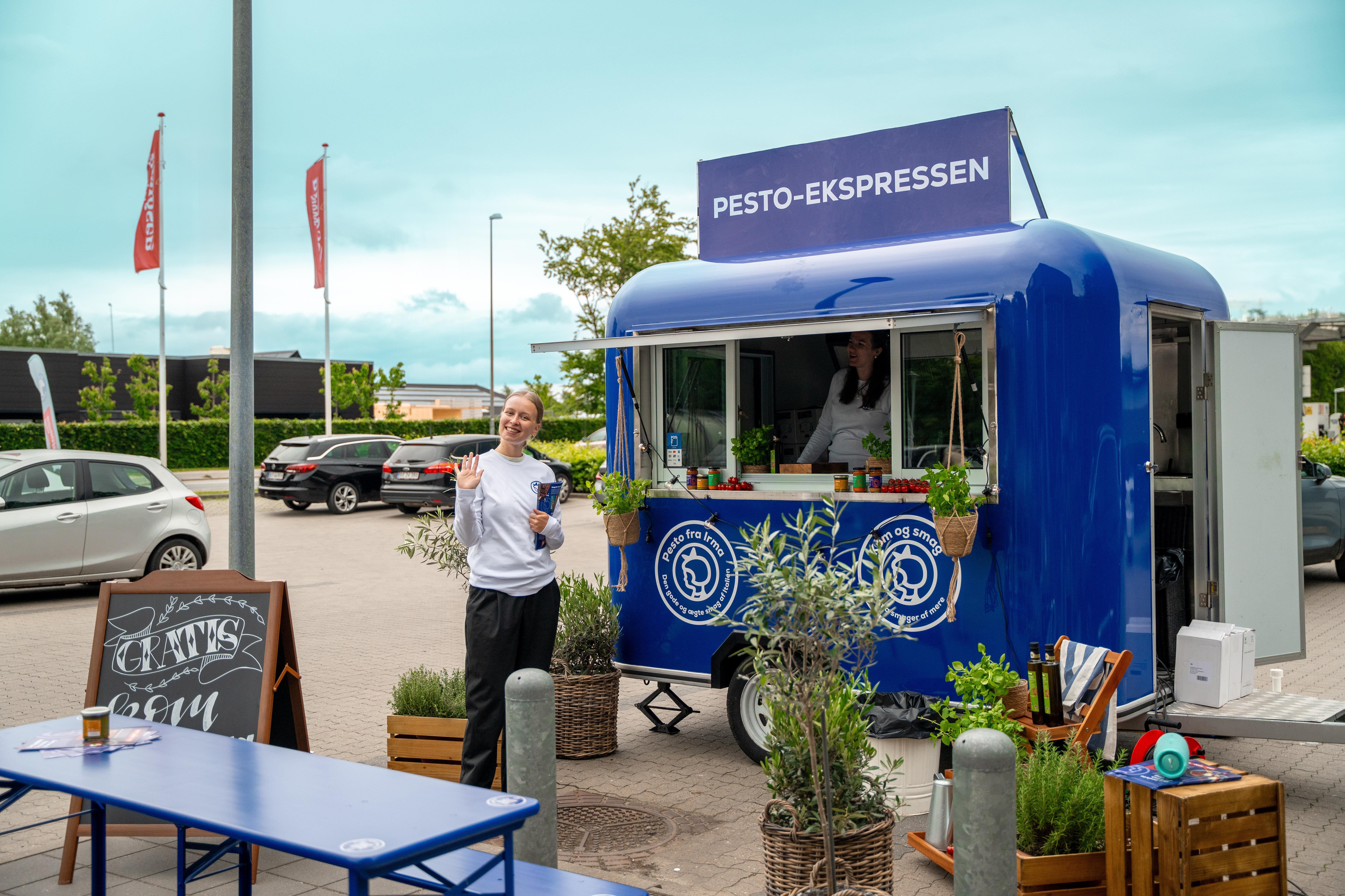 Italiensk sovs har indtaget danske køkkenskabe. Pesto sparker brun sovs til hjørne.