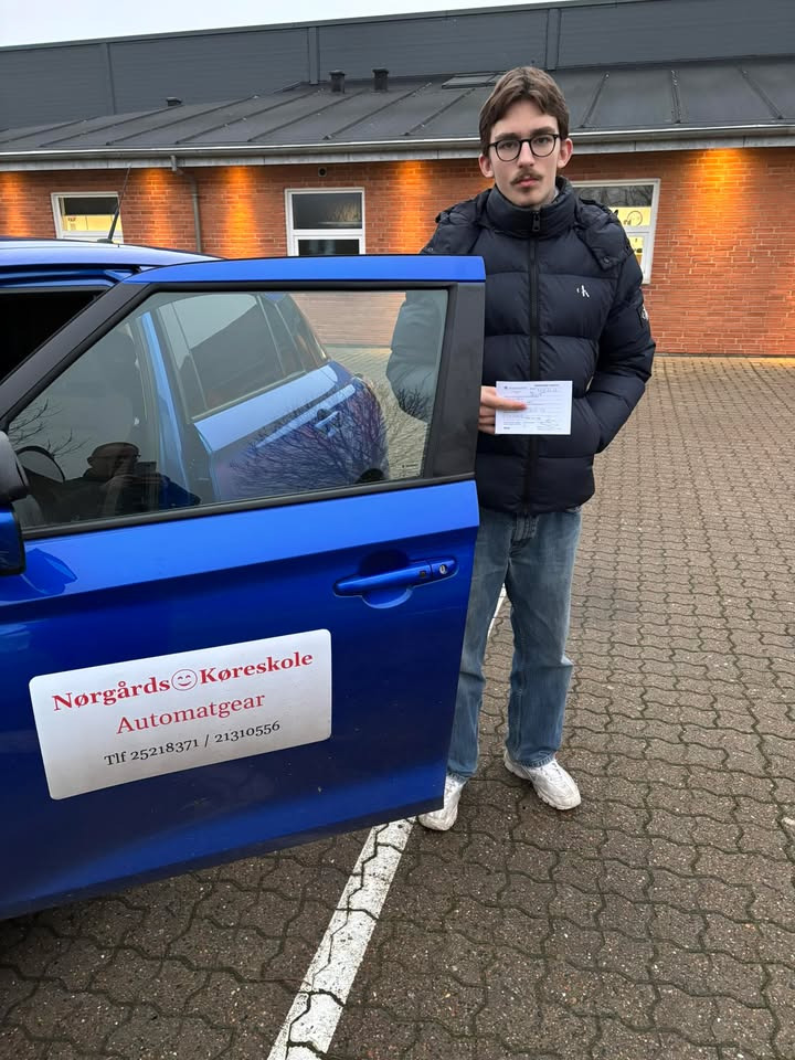 Nørgaards Køreskole sender endnu en glad elev på vejen med kørekort i hånden