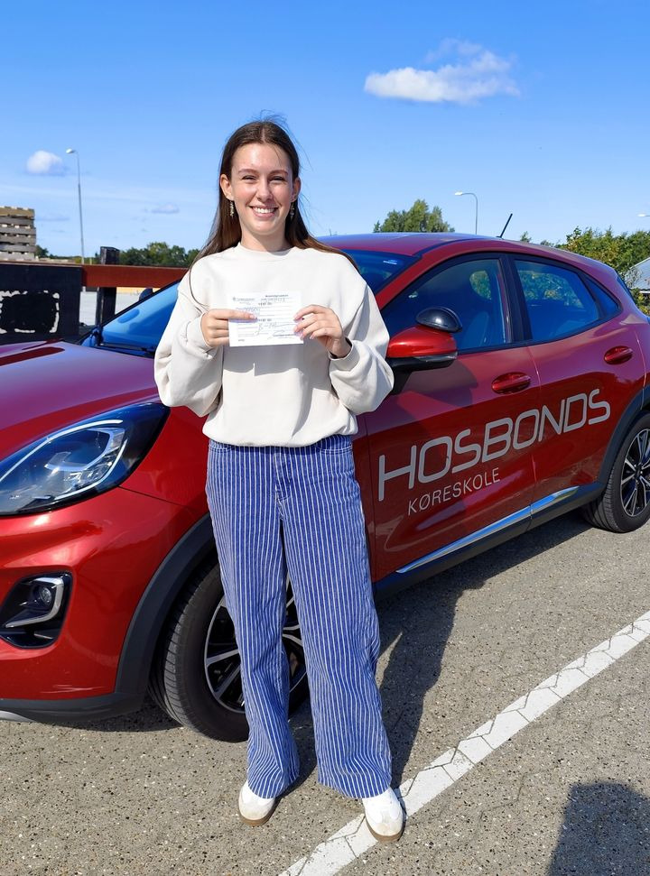 StartDriving.dk - Hosbonds Køreskole fejrer Mette Mai med nyt kørekort i Aalborg