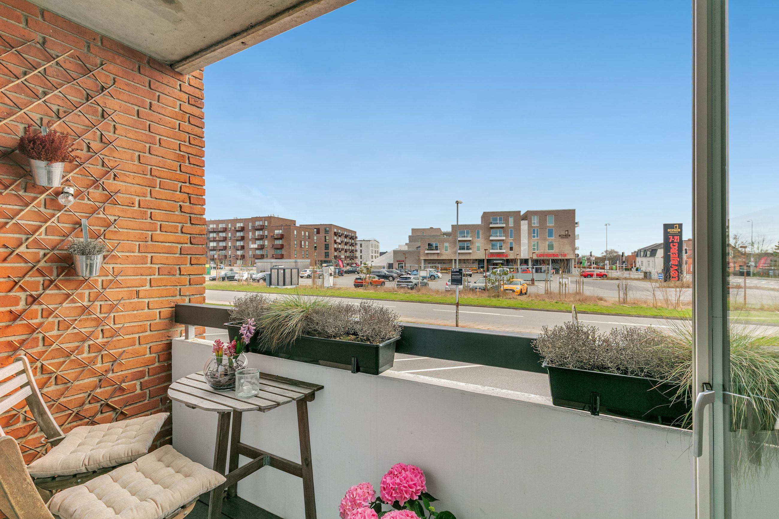 SÆRDELES FLOT REVOVERET EJERLEJLIGHED I STUEETAGEN, MED 2 ALTANER