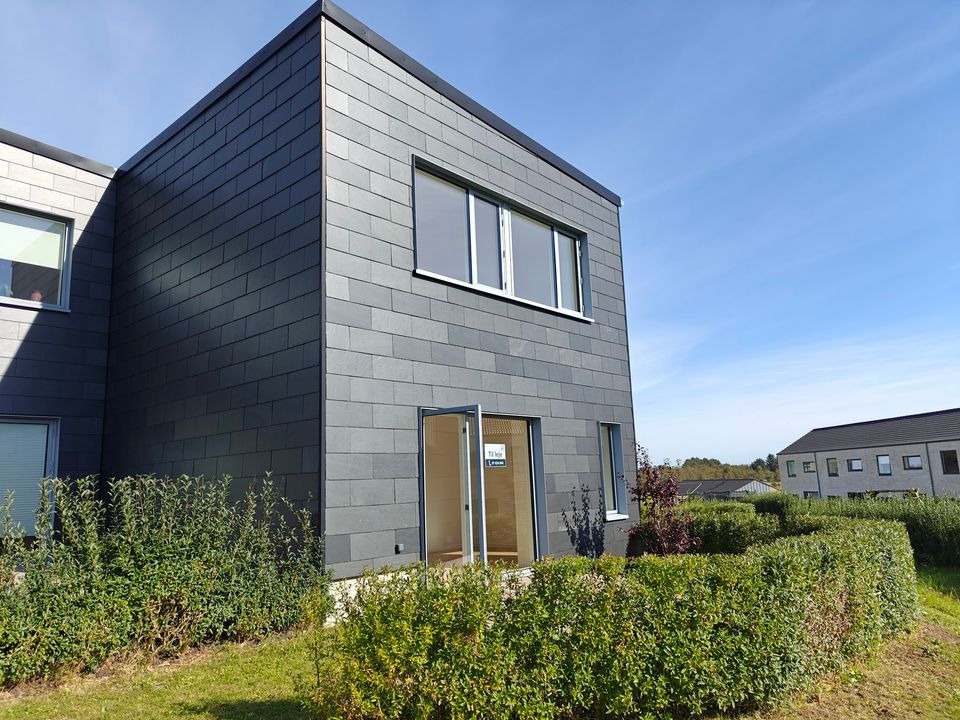 Arkitekttegnet rækkehus med gårdhave og carport fra NordVestBO klar til hurtig indflytning