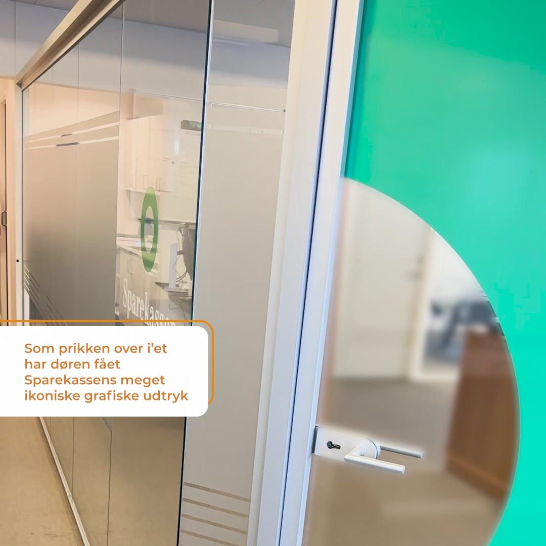 Skrannies Skilte & Reklame ApS skaber elegant glasfolie-løsning hos Sparekassen Danmark
