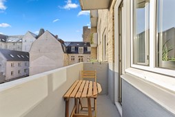 Lys og moderne lejlighed med to altaner midt i Aalborg