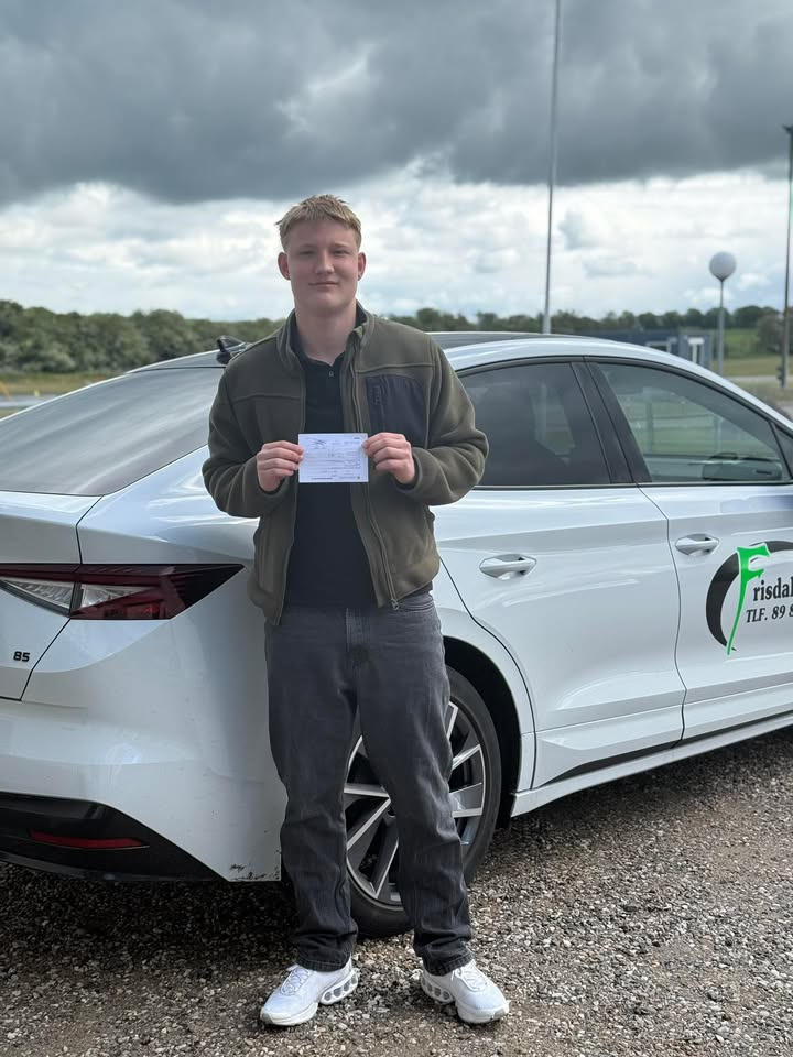 Frisdal Køreskole I/S fejrer Malthe for sin succesfulde køreprøve