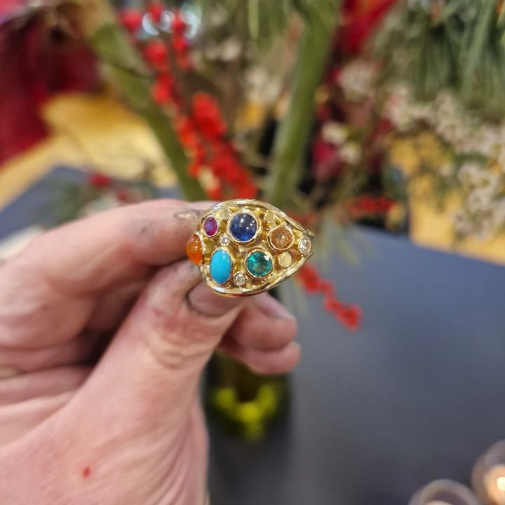 Guldsmed Ø skaber unik ring med kundens egne diamanter og ædelsten